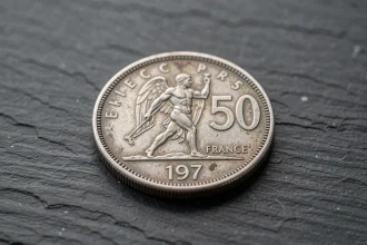 Pièce en argent 50 francs 1977 côté face avec motif Hercule, photographiée en macro sur ardoise sombre